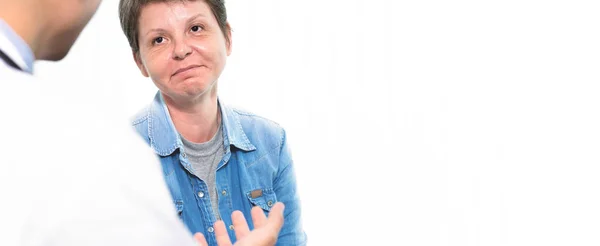 Doctor talking with senior female patient — Stock Photo, Image