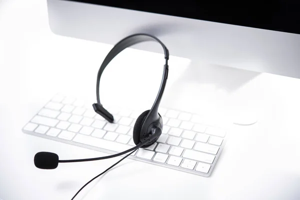 Microphone headsets on the table with computer keyboard — Stock Photo, Image