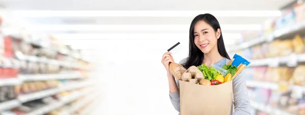 Schöne Asiatische Frau Mit Papiertüte Voller Lebensmittel Einkaufen Mit Kreditkarte — Stockfoto