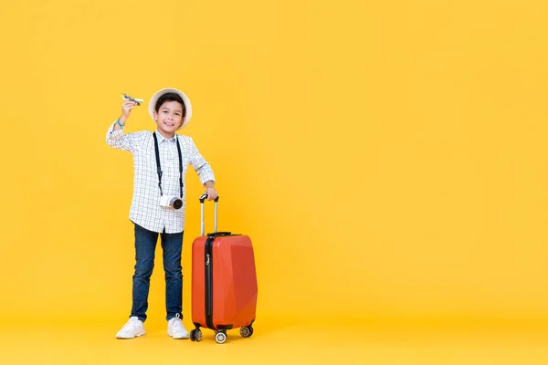 Юнак Який Посміхається Азіатському Хлопцю Їде Відпустку Тримаючи Іграшковий Літак — стокове фото