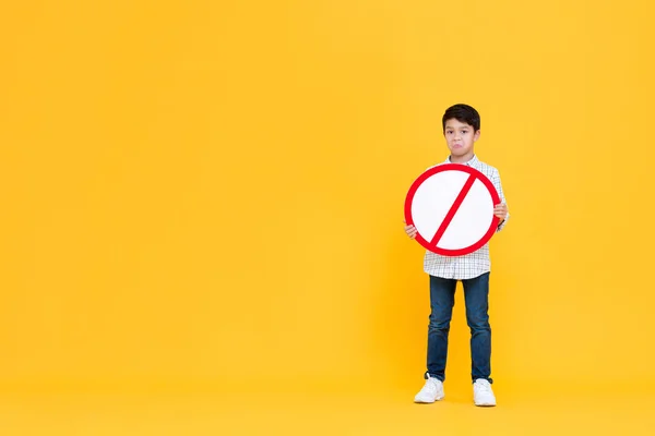 Portait Pie Haciendo Pucheros Joven Asiático Sosteniendo Señalización Prohibición Roja —  Fotos de Stock