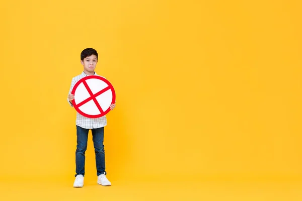 Retrato Cuerpo Entero Del Chico Asiático Sosteniendo Tope Rojo Sin —  Fotos de Stock