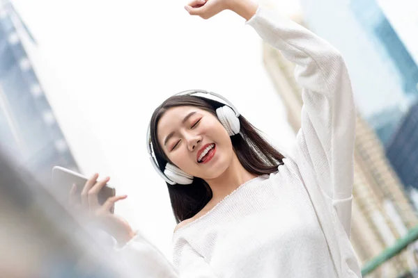 Glad Leende Asiatisk Flicka Bär Hörlurar Och Lyssna Strömmande Musik — Stockfoto