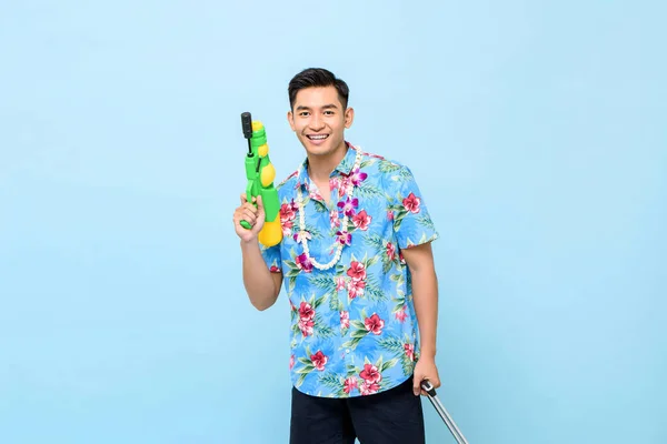 Sorrindo Bonito Asiático Homem Brincando Com Água Arma Isolada Estúdio — Fotografia de Stock