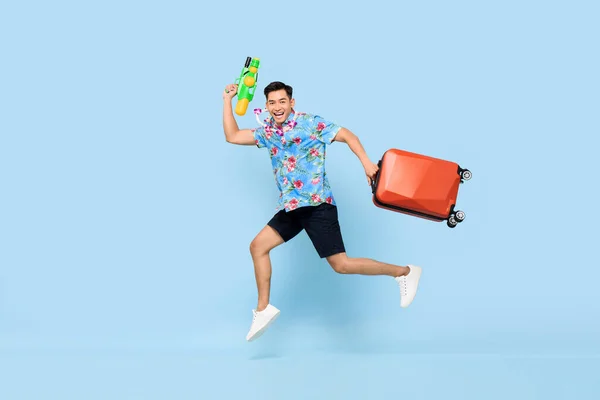 Saltando Bonito Asiático Turista Homem Viajando Com Arma Água Bagagem — Fotografia de Stock