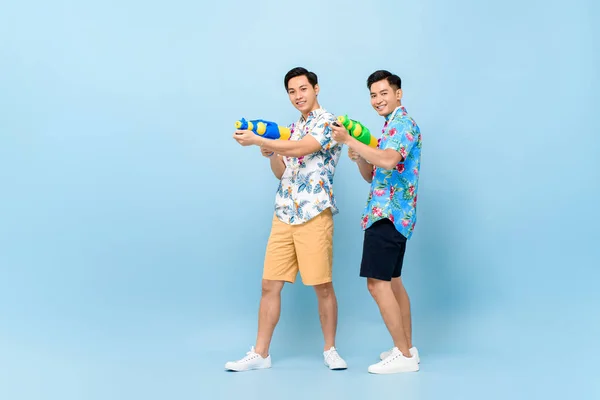 Smilng Szczęśliwy Azjatycki Mężczyzna Przyjaciele Bawiący Się Pistoletami Wodnymi Niebieskim — Zdjęcie stockowe