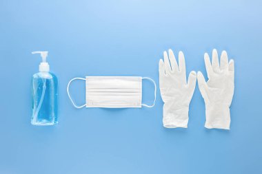 COVID-19 salgını sırasında enfeksiyonu önlemek için tıbbi maske, eldiven ve alkol jeli dezenfektanı.