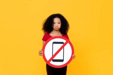 Renkli sarı arka planda izole edilmiş cep telefonu kullanım işareti göstermeyen melez Afrikalı kız.