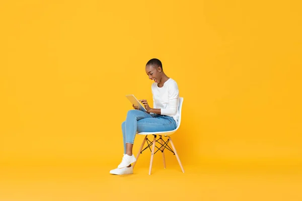 Happy Young African American Woman Sitting Chair Using Tablet Computer — Stock Photo, Image
