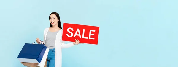 Överraskad Asiatisk Kvinna Innehar Röd Försäljning Tecken Isolerad Ljusblå Banner — Stockfoto