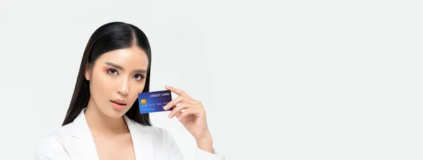 Mulher Asiática Elegante Bonita Mostrando Cartão Crédito Isolado Fundo Banner — Fotografia de Stock
