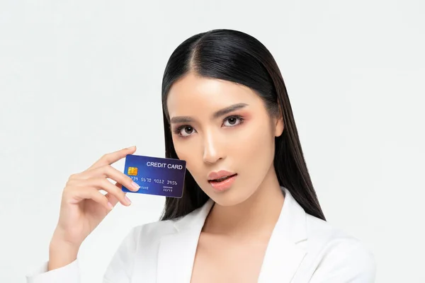 Красивая Азиатская Женщина Показывает Кредитную Карту Изолированы Белом Фоне Косметического — стоковое фото