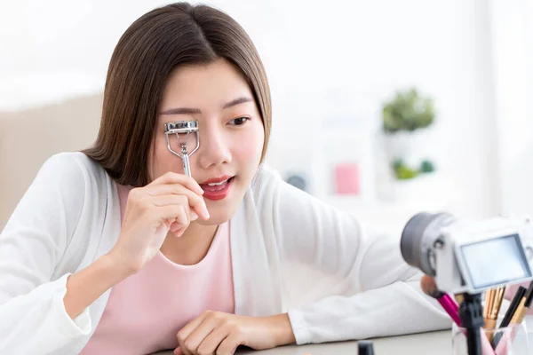 Junge Asiatische Mädchen Schönheit Vlogger Testen Neue Wimpernzange Und Aufnahme — Stockfoto