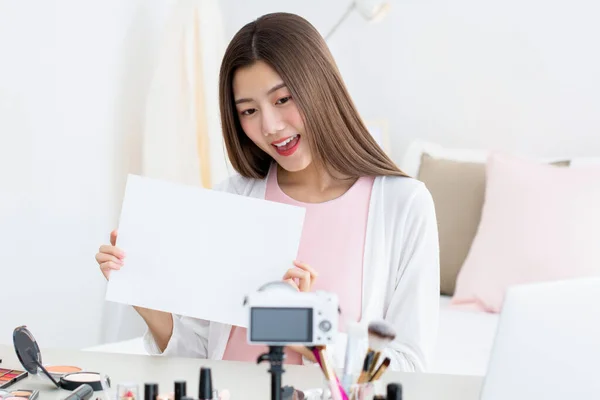 Sonriente Joven Mujer Asiática Influencer Belleza Comunicarse Con Audiencia Mostrando —  Fotos de Stock