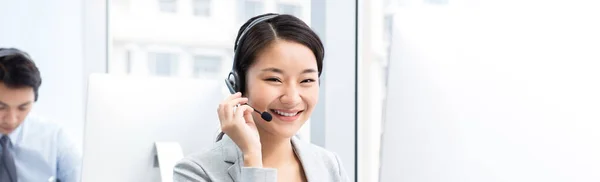 Banner Der Lächelnden Schönen Asiatin Die Callcenter Büro Als Telemarketing — Stockfoto