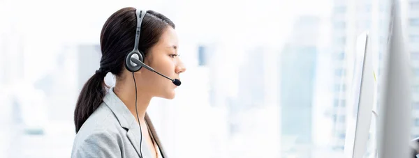 Joven Mujer Negocios Asiática Con Auriculares Trabajando Como Operador Servicio — Foto de Stock