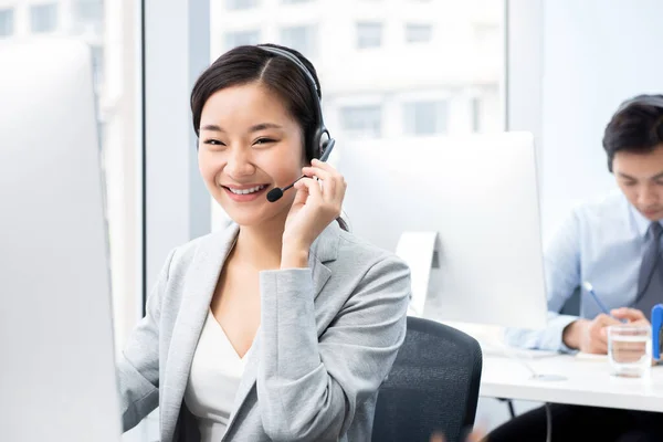 Usmívající Krásná Asijská Žena Pracující Call Centru Jako Operátor Zákaznického — Stock fotografie