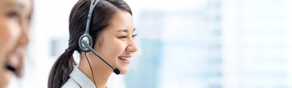 Banner Sonriente Telemarketing Mujer Asiática Que Trabaja Oficina Del Centro — Foto de Stock
