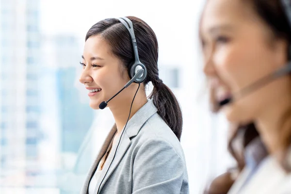 Usmívající Telemarketing Asijské Žena Pracující Call Centra Kancelář — Stock fotografie