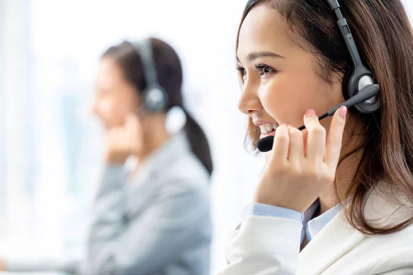 Sorrindo Telemarketing Mulher Asiática Trabalhando Call Center Escritório — Fotografia de Stock