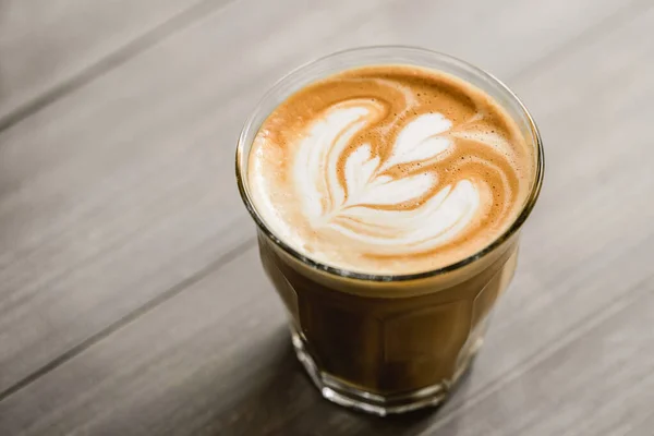 Zbliżenie Świeżo Parzonej Kawy Szklance Tumbler Piękną Sztuką Latte Drewnianym — Zdjęcie stockowe