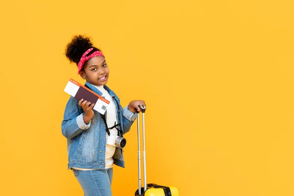 Подорожі Афро Американської Дівчини Багажем Паспорт Посадковий Талон Ізольовані Жовтому — стокове фото