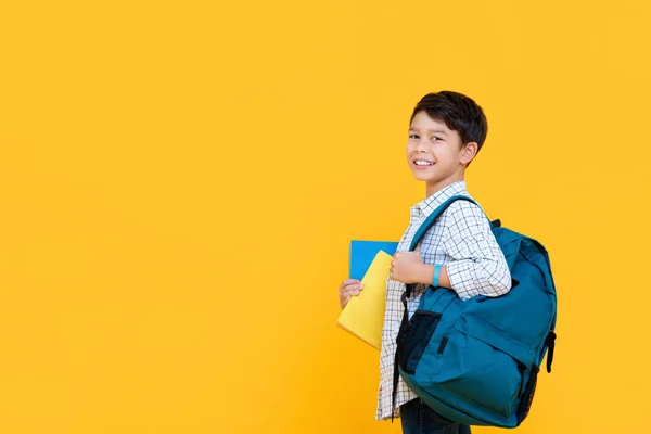 Sırt Çantası Kitaplarıyla Okula Gitmeye Hazır Yaşındaki Mutlu Gülümseyen Çocuk — Stok fotoğraf