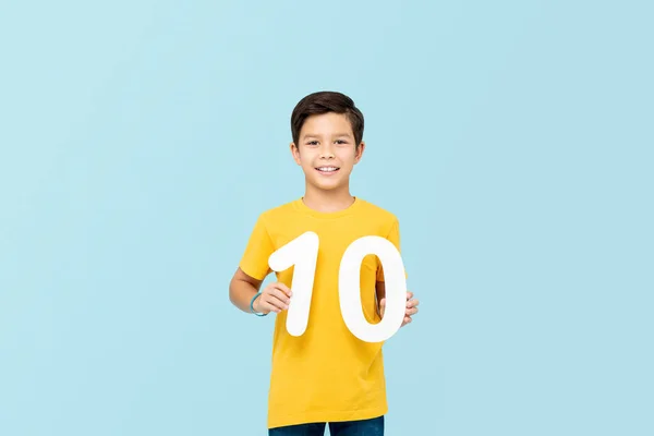 Guapo Niño Raza Mixta Años Sonriendo Sosteniendo Números Aislados Fondo —  Fotos de Stock