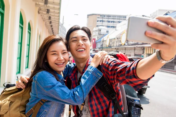 Junge Asiatische Touristin Macht Selfie Mit Freund Sommerurlaub Bangkok Stadt — Stockfoto