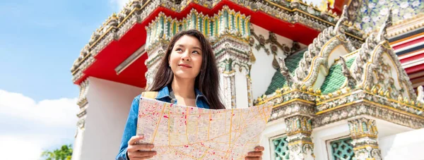 Banner Zdjęcie Młodej Azjatyckiej Turystki Backpacker Solo Podróżuje Starożytnej Świątyni — Zdjęcie stockowe