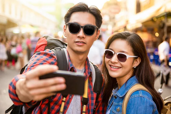 Sorridente Giovane Coppia Asiatica Turisti Prendendo Selfie Durante Viaggio Khao — Foto Stock