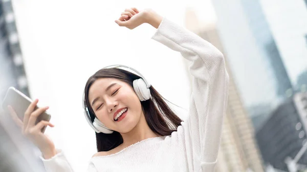 Glad Leende Asiatisk Flicka Bär Hörlurar Lyssna Och Flytta Till — Stockfoto