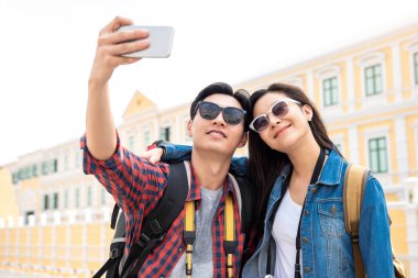Genç mutlu Asyalı turist portresi günlük giysiler içinde Bangkok Tayland 'da seyahat ederken selfie çekiyor.
