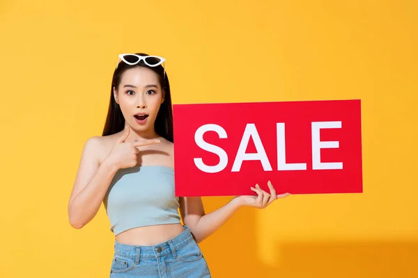 Shocked Asian Woman Summer Casual Clothes Pointing Red Sale Sign — Stock Photo, Image
