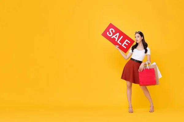 Vacker Asiatisk Kvinna Med Shoppingväskor Visar Röd Försäljning Tecken Isolerad — Stockfoto