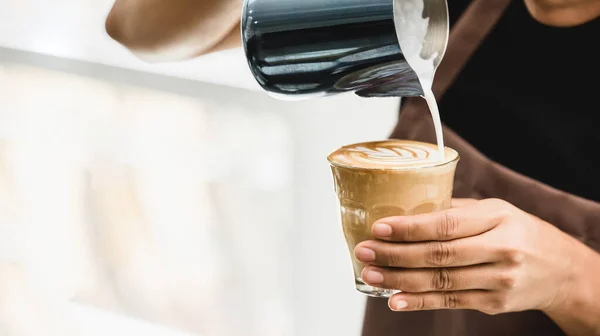 Professionell Barista Hälla Ångad Mjölk Kaffekopp Gör Vacker Latte Konst — Stockfoto