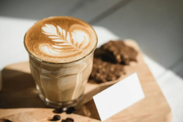 Vers Gebrouwen Cappuccino Koffie Met Mooie Latte Art Houten Schotel — Stockfoto