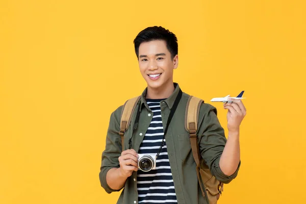 Joven Guapo Sonriente Asiático Turista Hombre Celebración Avión Modelo Cámara — Foto de Stock