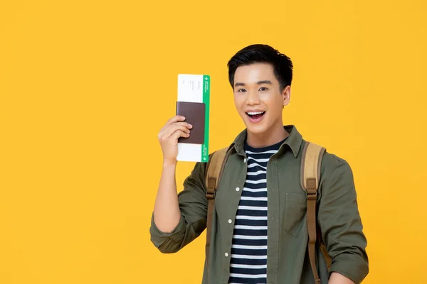 Jovem Bonito Asiático Turista Homem Sorrindo Segurando Passaporte Com Cartão — Fotografia de Stock