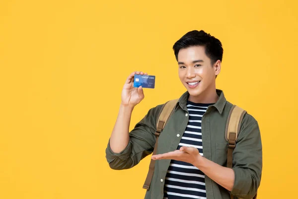Joven Sonriente Turista Asiático Sosteniendo Tarjeta Crédito Listo Para Viajar — Foto de Stock