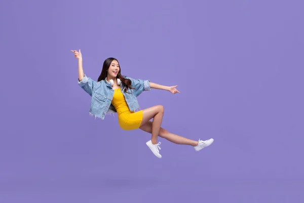 Ung Vacker Leende Asiatisk Flicka Flyter Luften Med Handen Pekar — Stockfoto