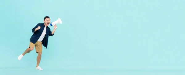 Emocionado Joven Asiático Sosteniendo Megáfono Gritando Aislado Fondo Pancarta Azul — Foto de Stock