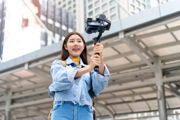 Uśmiechnięta Piękna Azjatka Turysta Podróż Vlogger Biorąc Selfie Wideo Mieście — Zdjęcie stockowe