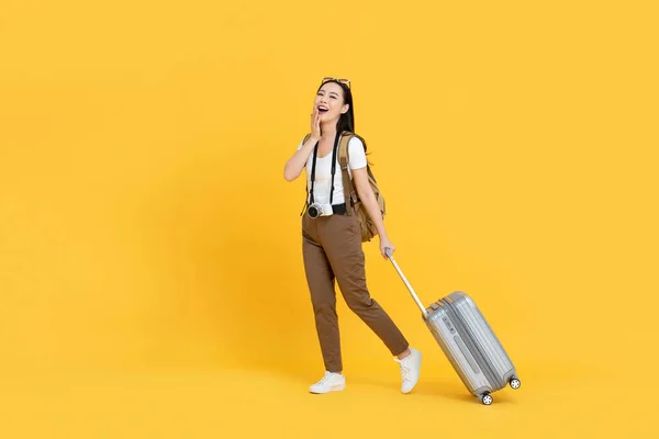Щаслива Молода Азіатська Туристка Багажем Збирається Свята Ізольовані Жовтому Фоні — стокове фото