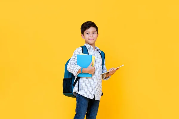 Eğitim Konsepti Için Sarı Arka Planda Sırt Çantalı Tablet Bilgisayarlı — Stok fotoğraf