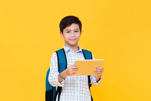 Sırt Çantasında Tablet Tutan Yakışıklı Okul Çocuğunun Belindeki Portre Sarı — Stok fotoğraf