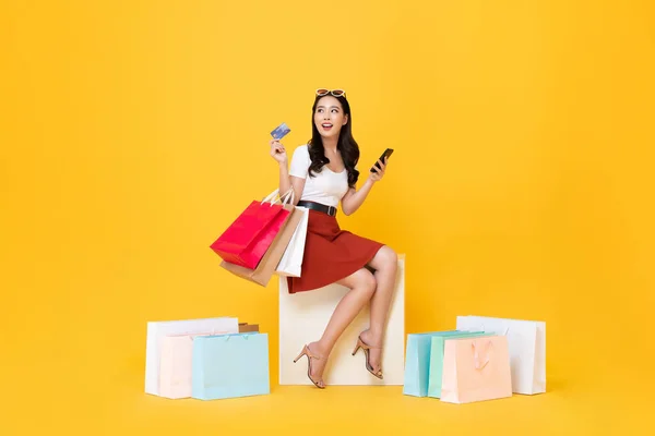 Vacker Asiatisk Kvinna Sitter Och Bär Shoppingväskor Med Kreditkort Och — Stockfoto