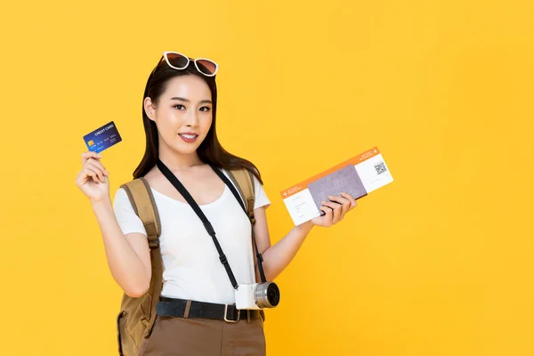 Mulher Turística Asiática Bonita Fundo Amarelo Segurando Passaporte Cartão Embarque — Fotografia de Stock