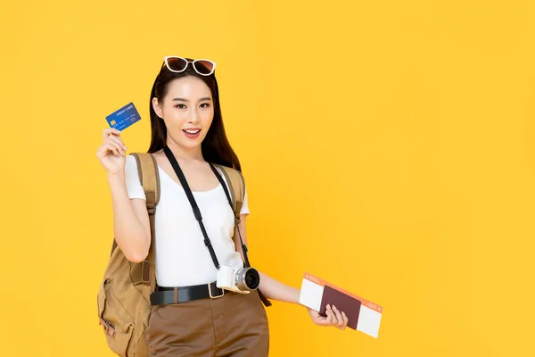 Mulher Turística Asiática Bonita Fundo Amarelo Segurando Passaporte Cartão Embarque — Fotografia de Stock