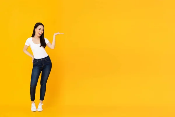 Full Längd Porträtt Leende Säker Ung Vacker Asiatisk Kvinnlig Modell — Stockfoto
